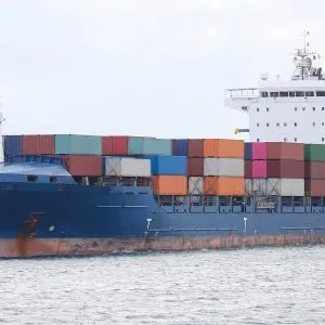 Un bateau plain de conteneurs en partance pour l'Afrique